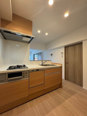 新深江ビューハイツのキッチン|【同社施工例】※類似同仕様です。開口部のデザインや位置等のデザインが異なります。