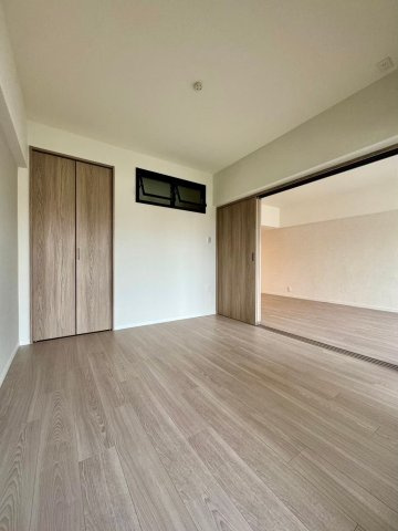 新深江ビューハイツの洋室|【同社施工例】※類似同仕様です。開口部のデザインや位置等のデザインが異なります。