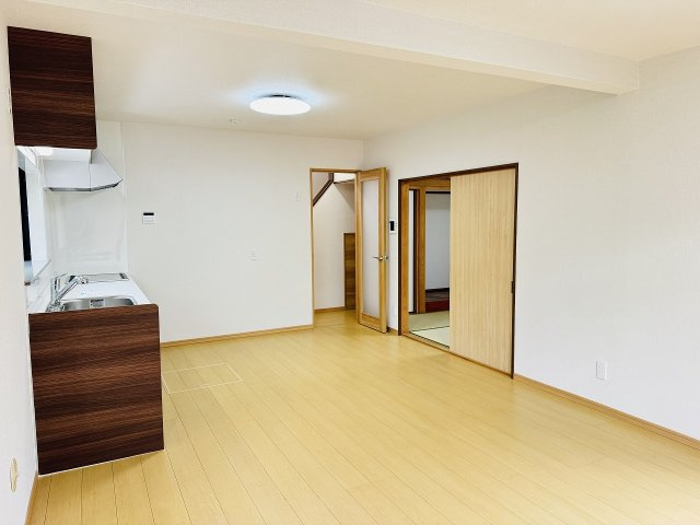 八王子市　弐分方町　中古戸建ての居間・リビング|～14.0帖の明るいLDKで、家族団欒の時間をお過ごしいただけます～