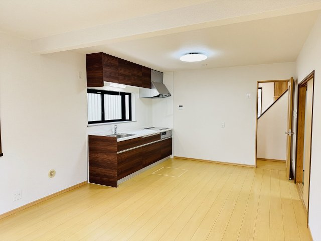 八王子市　弐分方町　中古戸建ての居間・リビング|～14.0帖の明るいLDKで、家族団欒の時間をお過ごしいただけます～