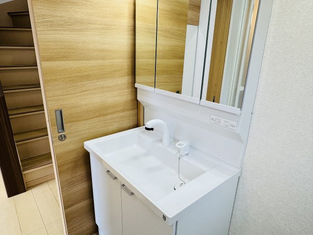 八王子市　弐分方町　中古戸建ての独立洗面台|～３面鏡付きの独立洗面台　細々している物をスッキリ収納出来ます～