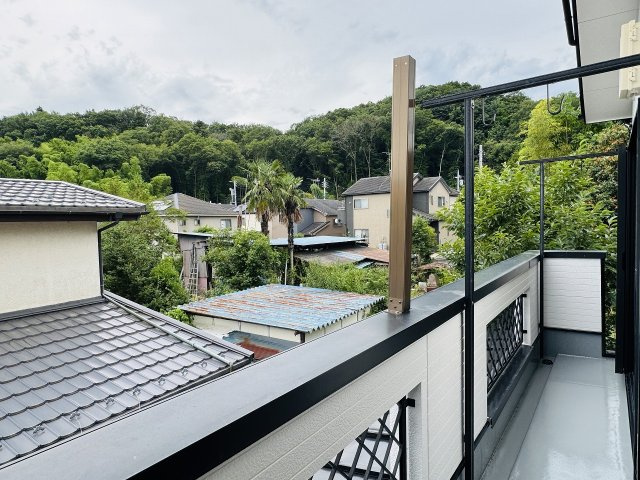 八王子市　弐分方町　中古戸建てのバルコニー|～2部屋から出入り可能なバルコニー～