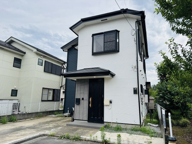 八王子市　弐分方町　中古戸建ての外観|～内外装リフォーム済戸建て　徒歩圏にスーパー・コンビニ・郵便局・病院が揃っています～