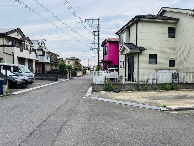 八王子市　弐分方町　中古戸建ての前面道路含む現地写真|～北東側5ｍ道路に面しています～