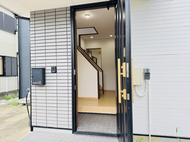 八王子市　弐分方町　中古戸建ての玄関|～玄関は安心のWロックキーを採用～