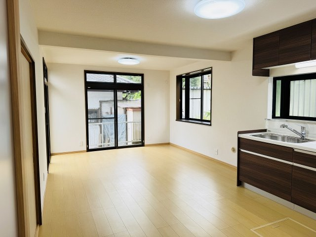 八王子市　弐分方町　中古戸建ての居間・リビング|～14.0帖の明るいLDKで、家族団欒の時間をお過ごしいただけます～