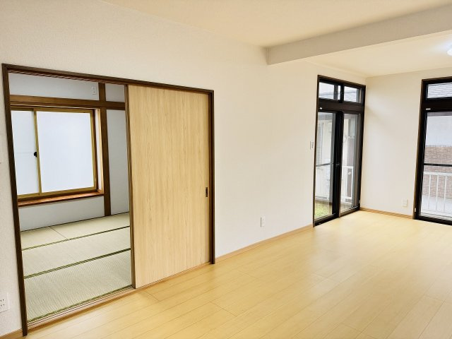 八王子市　弐分方町　中古戸建ての居間・リビング|～14.0帖の明るいLDKで、家族団欒の時間をお過ごしいただけます～