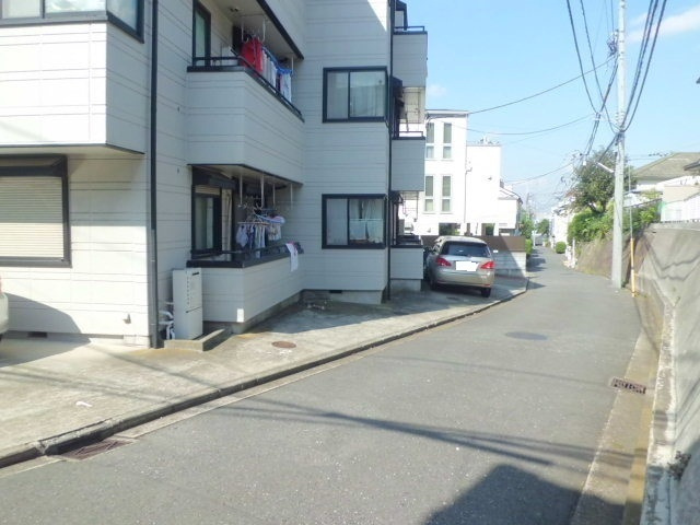 コトーハイムの外観|角地に立つ閑静な住宅街