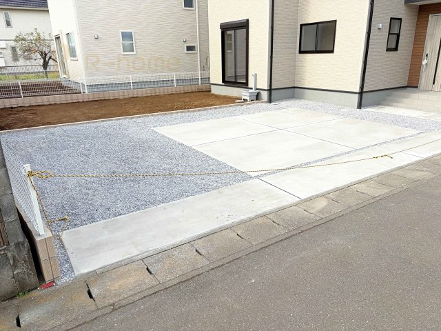 第1八千代町菅谷　新築戸建て　2号棟の駐車場|カースペースは3台完備。ゲスト用のスペースも確保できますね♪