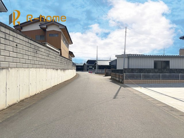 第1八千代町菅谷　新築戸建て　2号棟の前面道路含む現地写真|堂々！建物完成♪実際のお部屋をご見学可能です♪
ご見学が一番の資料！お気軽にお問い合わせ下さい♪