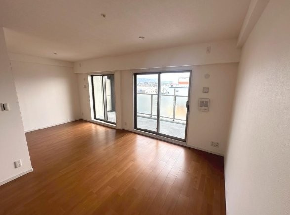 メロディーハイム住道ガーディアの居間・リビング|LDK15.4帖
■物件内覧・資金計画相談・住宅ローン相談、リフォーム相談、お問合せ受付中■
※当日・翌日のご内覧、ご相談はお電話でのお問合せがスムーズです！