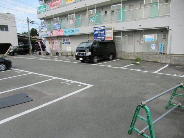 ロイヤルコーポ蜂屋の駐車場
