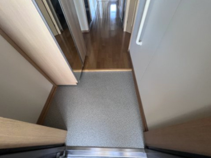 県営伊川谷第2高層住宅1号棟の玄関