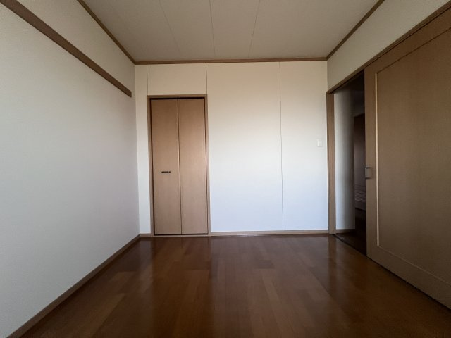 県営伊川谷第2高層住宅1号棟の洋室