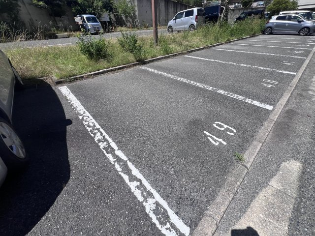 県営伊川谷第2高層住宅1号棟の駐車場