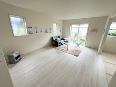 【居間・リビング】 | 盛岡市黒川 | 木本来の色味を生かした温もりあるフローリングです。