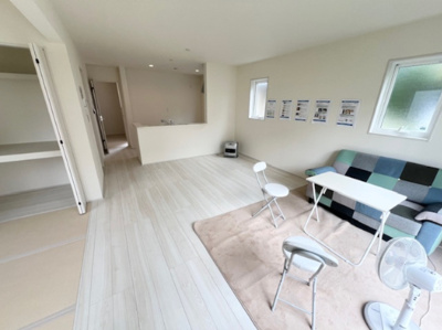 【居間・リビング】 | 盛岡市黒川 | 白い壁の部屋は、明るく開放的な雰囲気をつくり広く感じられるのが魅力です