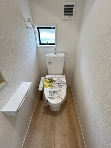 あきる野市野辺　新築戸建　2号棟！のトイレ