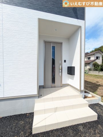 Cradle garden　千代田町赤岩第3のエントランス|落ち着いた色づかいのエントランス
駐車場からアクセスの良いエントランス。雨の日や荷物が多くても安心の動線♪