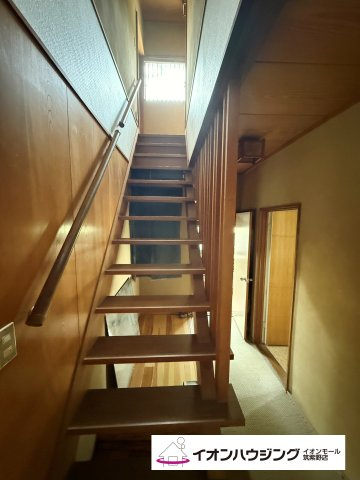 明るい日差しの差し込む、吹き抜けの階段。