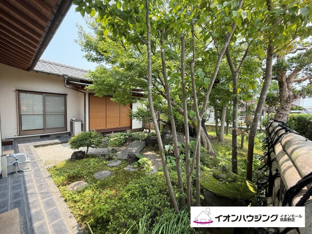 物件一番の特徴である和風庭園。