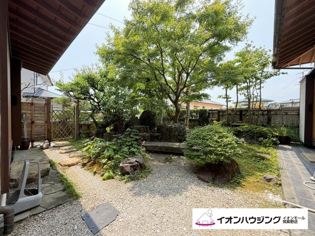 縁側からの眺めに癒されますね。