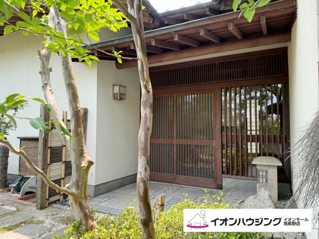 築44年ならではの木造建築。立派な玄関が印象的です。