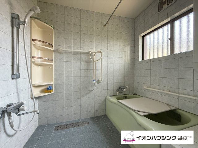 お風呂：一日の疲れをゆっくり癒せるのびのび浴槽。心身ともにリラックスできます♪
ゆったりとした浴室でリラックスタイムをお楽しみください！
