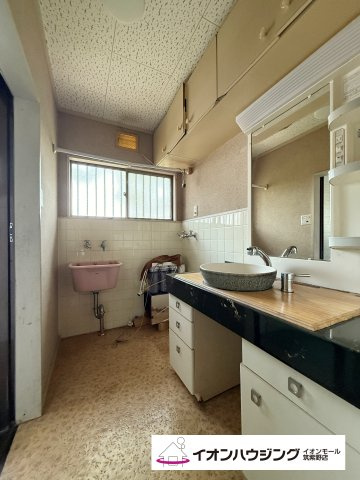 脱衣所：おしゃれな洗面台♪収納スペースも確保されていますよ。