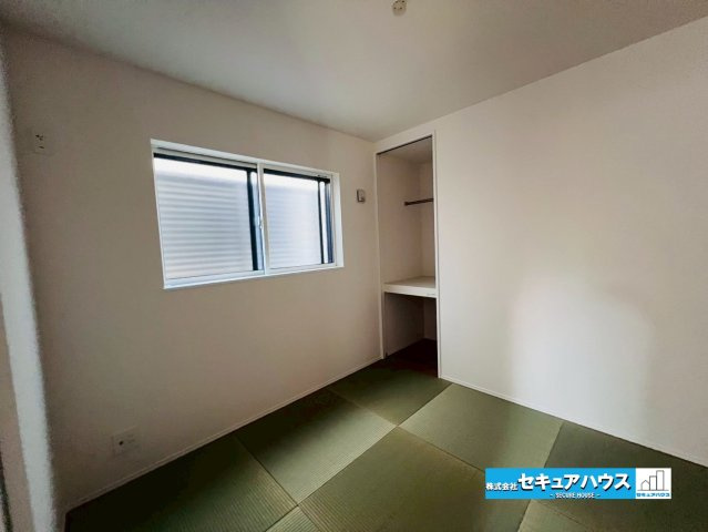 【今からご案内可能】東海市中央町6丁目 全4棟の和室|【和室】
◆続き和室には、空間の柔軟な活用、和の落ち着きと安らぎ、子育てや来客時の便利さ、そして段差をなくしたバリアフリー設計に適しているというメリットがあります。