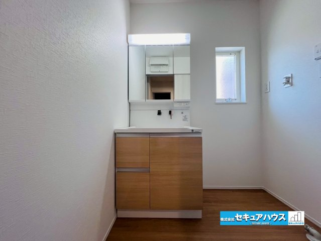 【今からご案内可能】東海市中央町6丁目 全4棟の独立洗面台|【独立洗面化粧台】
良く通勤通学に向かえそうですね！鏡の裏にはたっぷりと収納スペースを標準装備！
◆電源を付属しているのでドライヤーなど利用できます。