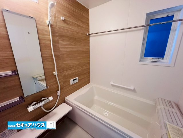 【今からご案内可能】東海市中央町6丁目 全4棟の浴室|【浴室】
◆アクセントパネルで落ち着きのある雰囲気を演出します。毎日の疲れを癒やすバスタイムをお楽しみ下さい！
窓付きで、カビの繁殖を抑える効果があります。また、空間を明るく広く見せる効果もあります。