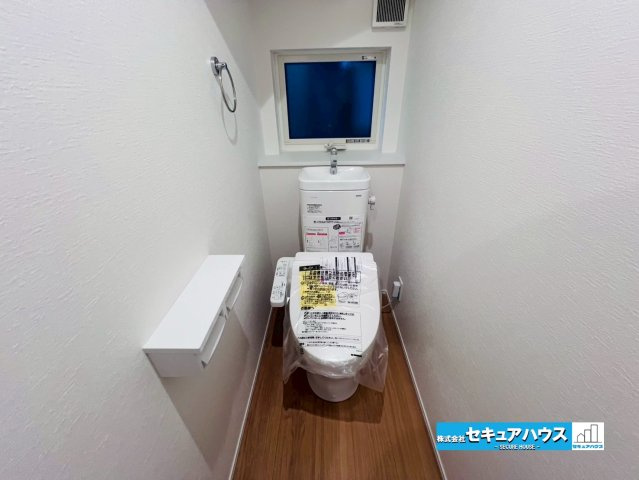 【今からご案内可能】東海市中央町6丁目 全4棟のその他|【高機能トイレ】
◆高機能トイレの多くは便器のフタの開閉が自動であり、使用後に手動で水を流す面倒もなく非常に便利です。スタイリッシュな見た目で、お掃除しやすく、節水効果が高いです。