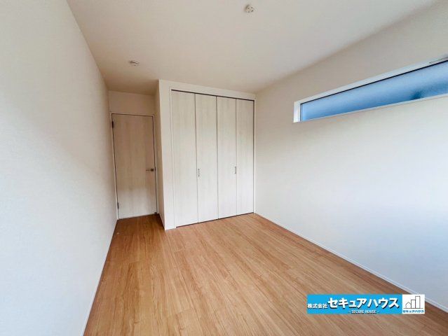 【今からご案内可能】東海市中央町6丁目 全4棟の洋室|【洋室】
◆家族一人ひとりの大切なプライベート空間。趣味に合わせて使って頂けるようシンプルに仕上げてあります。暮らし心地を大きく左右する収納を、適材適所に配置し使い勝手を考慮しました。　