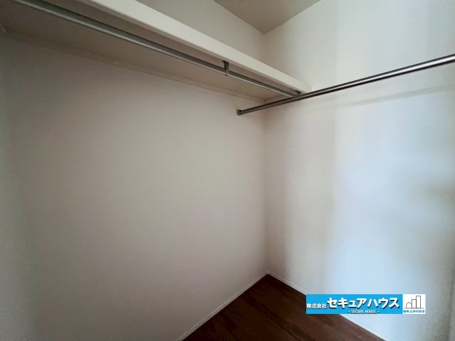 【今からご案内可能】東海市中央町6丁目 全4棟の収納|【ウォークインクローゼット】
ウォークインクローゼットのある住まで収納上手な生活を実現！衣類だけでなく、箱物や思い出の品もたっぷり収納できますので、整理整頓もスムーズに。居室空間をより広々と使えます！