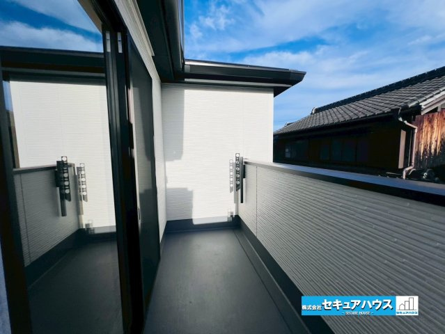 【今からご案内可能】東海市中央町6丁目 全4棟のバルコニー|【南側バルコニー】
◆見晴らしもよく、太陽の温かな温もりをめいっぱい受け止めてくれます。
太陽の光と爽やかな風を受けたお洗濯物はあっという間に乾き、取りこむ時には太陽の匂いを感じられそうですね。　　