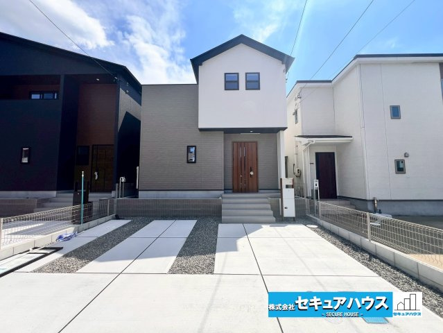 【今からご案内可能】東海市中央町6丁目 全4棟の外観|■現地外観写真（1号棟）
敷地面積約40坪、建物面積約30坪。
駐車並列3台可能！オプション工事でカーポート設置などいかがでしょうか。その他にも、フェンスなどの「オプション工事」もご提案いたします♪