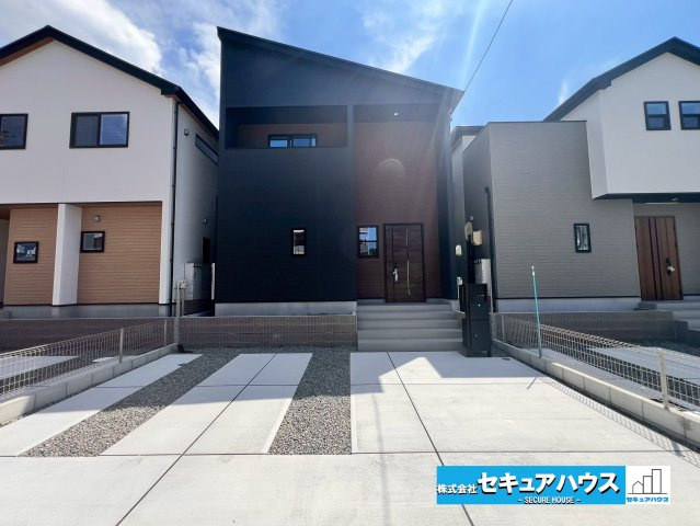 【今からご案内可能】東海市中央町6丁目 全4棟の外観|■現地外観写真（2号棟）
敷地面積約39坪、建物面積約30坪。
駐車並列3台可能！オプション工事でカーポート設置などいかがでしょうか。その他にも、フェンスなどの「オプション工事」もご提案いたします♪