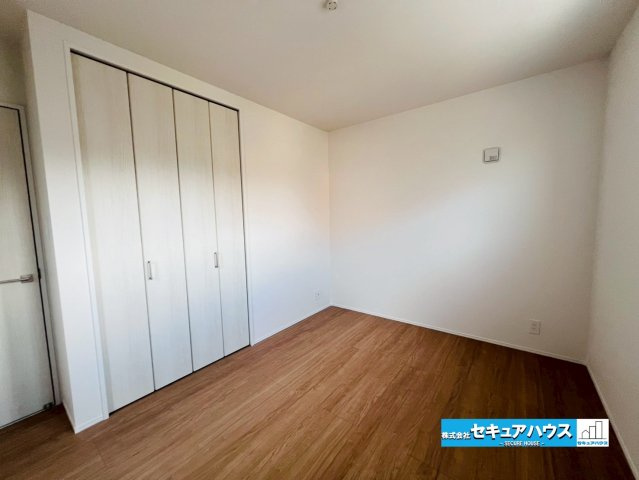 【今からご案内可能】東海市中央町6丁目 全4棟の洋室|【洋室】
◆広々とした居住空間は日々の暮らしを彩り、心のやすらぎと満足感を与えてくれます。通風と採光を考慮した設計は子供たちはのびのび育ち、家族でくつろぎと団らんを生み出します。