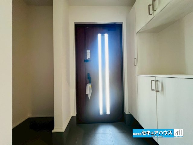 【今からご案内可能】東海市中央町6丁目 全4棟の玄関|【玄関】
◆光が差し込み明るいです。気分も晴れやかになりますね。
◆玄関には、収納力のあるシューズボックスがございます。玄関まわりがすっきり片付きます。　