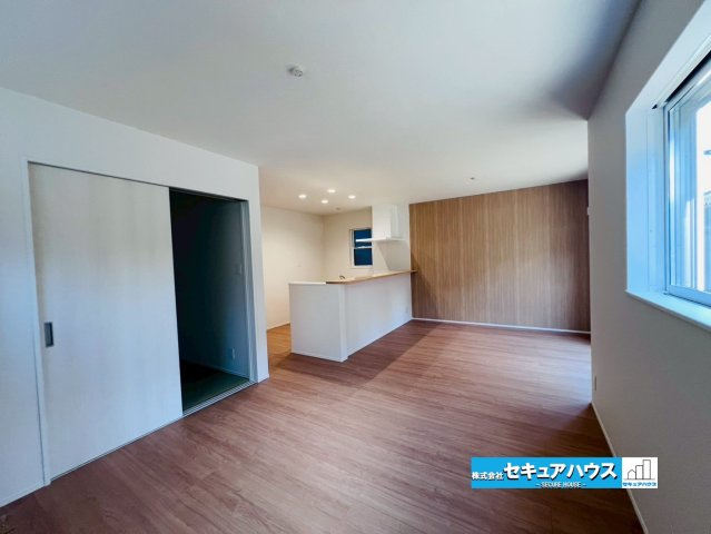 【今からご案内可能】東海市中央町6丁目 全4棟の居間・リビング|【17帖のLDK】
◆通学から帰宅し、リビングルームで会話を楽しむ子ども達。リビングから臨む景色は太陽色に染まり、解放感溢れゆったりとしたひと時を過ごすことが出来る素敵な空間です。