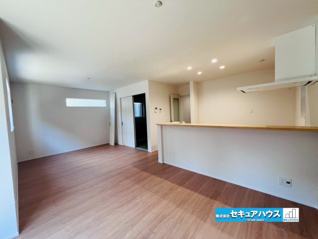 【今からご案内可能】東海市中央町6丁目 全4棟の居間・リビング|【17帖のLDK】
◆日当たりが良く温かい広々リビングは家族の団らんスペースになります。