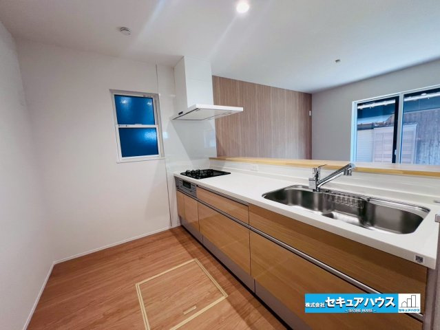 【今からご案内可能】東海市中央町6丁目 全4棟のキッチン|【広々キッチンスペース】
◆家族揃ってリビングで過ごすお休みの日が、楽しみになる場所となることでしょう。
対面式のオープンキッチンは、家事をしながら家族の様子が一目でわかる安心＆便利設備♪