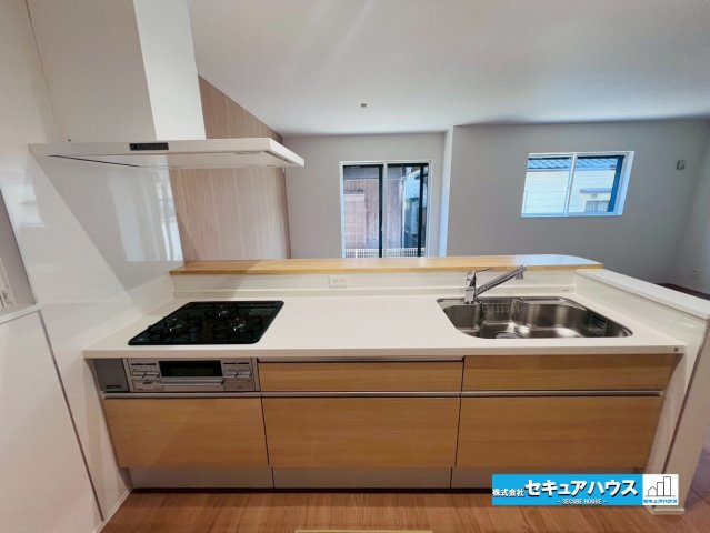 【今からご案内可能】東海市中央町6丁目 全4棟のキッチン|【広々キッチン】
同時にたくさんの料理が調理できる。「焼く・蒸す・煮る」の工程を同時進行で進めることができるので、料理を素早く作ることができます。育児でバタバタ忙しいママに嬉しい♪