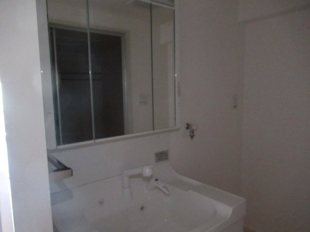 ハーバーランド神戸駅前３ＤＫの独立洗面台|独立洗面台、小物を置くことができて便利です