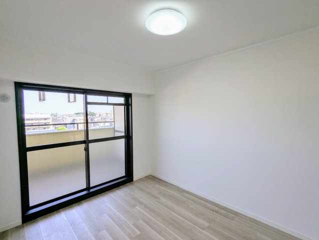 エスポア一社二の洋室