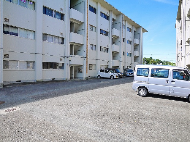 鳥見山荘園ビル1号棟の駐車場|駐車場です