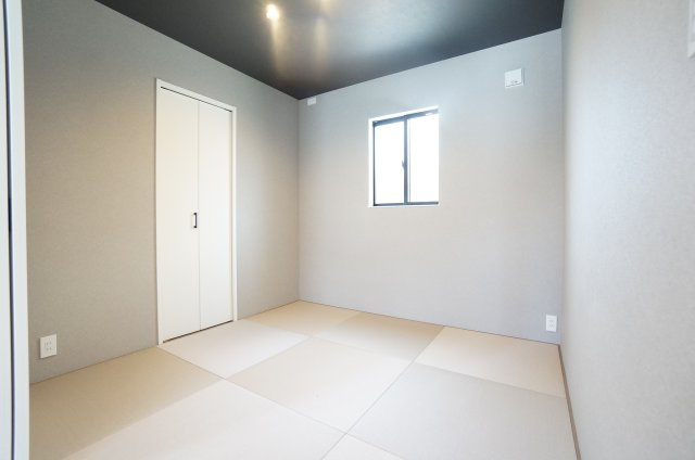 常滑市榎戸町1期　1号棟の和室|大型のウォークインクローゼットがある、リビングと繋がる4.5帖の和室はお子様の遊び場や来客のスペースとしてもお使いいただけます。