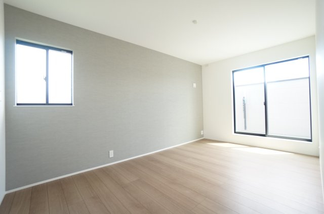 常滑市榎戸町1期　1号棟の洋室|2階7.5帖洋室はバルコニーに面した明るい居室