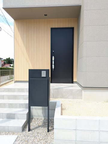 常滑市榎戸町1期　1号棟の玄関|スタイリッシュな外観に合う玄関ドアとポスト！